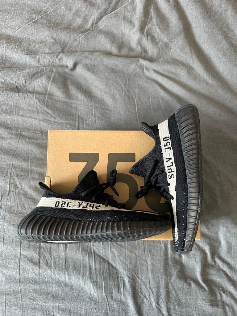 Yeezy Boost 350 V2 Oreo White/Black - Maat 42 2/3, Ophalen of Verzenden, Zo goed als nieuw, Zwart, Sneakers of Gympen