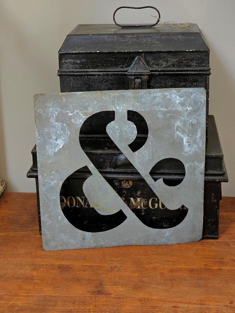 Groot oud zinken lettersjabloon & AMPERSAND teken industriee, Antiek en Kunst, Ophalen of Verzenden