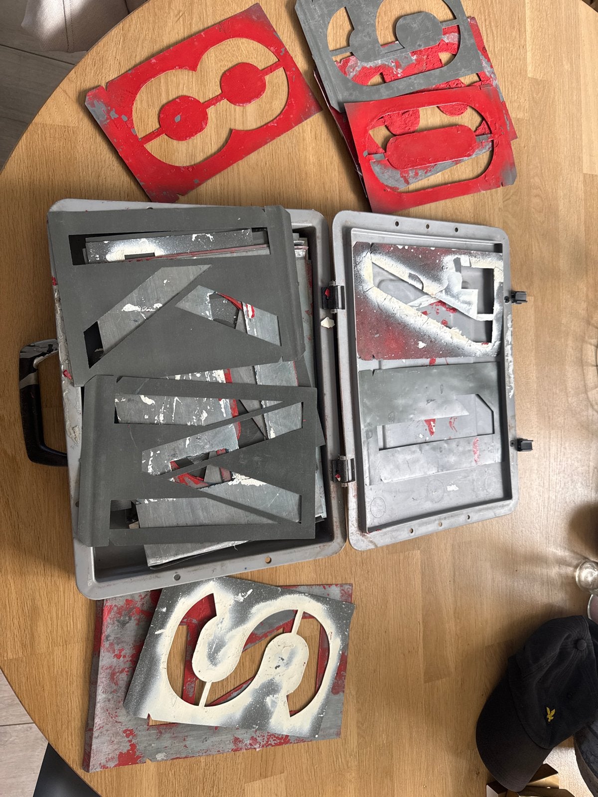 Metalen verf sjablonen cijfers en letters met koffer, Gebruikt, Overige thema's, Meerkleurig, Herbruikbaar
