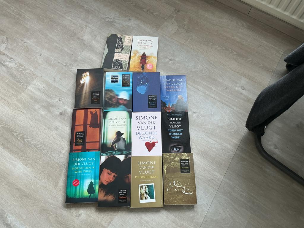 Simone van der Vlugt Boekenpakket - 13 Thrillers, Boeken, Ophalen, Gelezen, Nederland