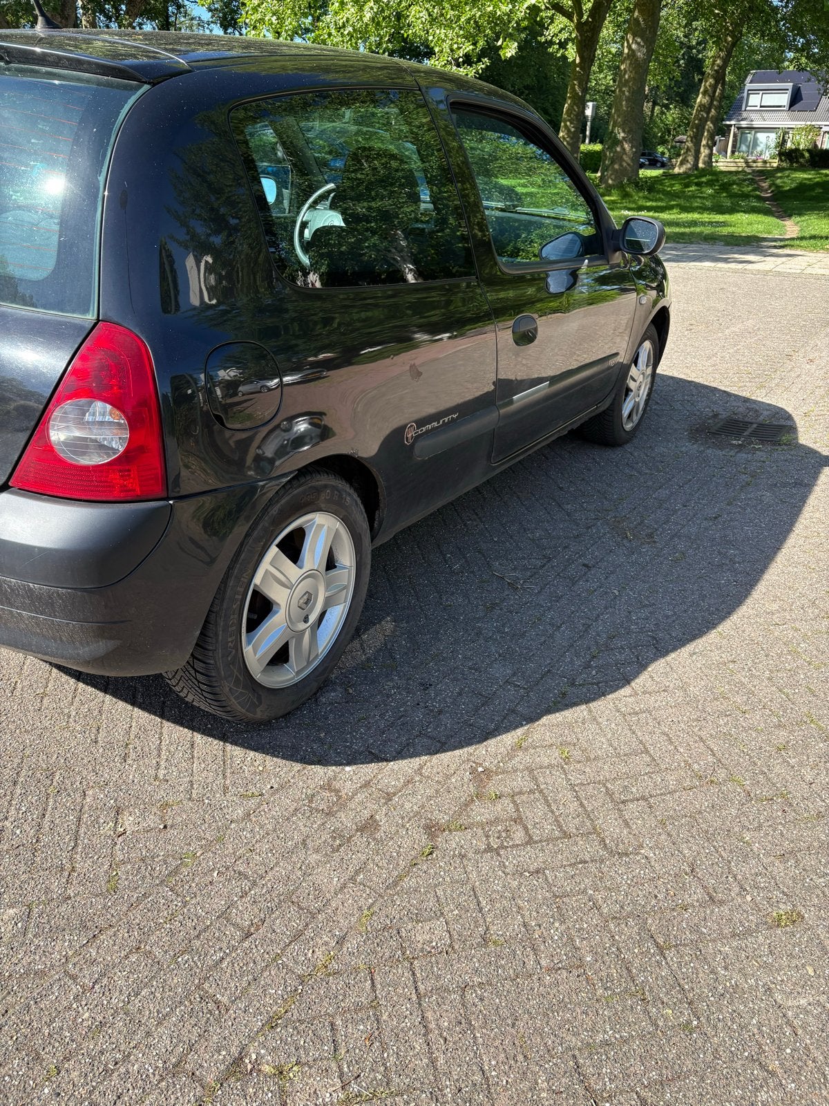 Renault Clio 1.2 55KW Autbas E3 2005 Zwart, Auto's, Voorwielaandrijving, 74 pk, 31 €/maand, Zwart