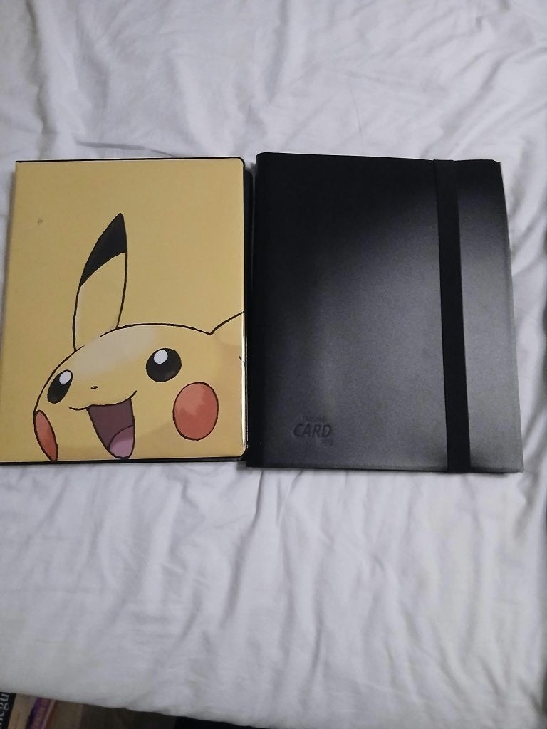 Pikachu mappen met diverse Pokémon kaarten, Hobby en Vrije tijd, Ophalen of Verzenden, Zo goed als nieuw, Meerdere kaarten, Foil