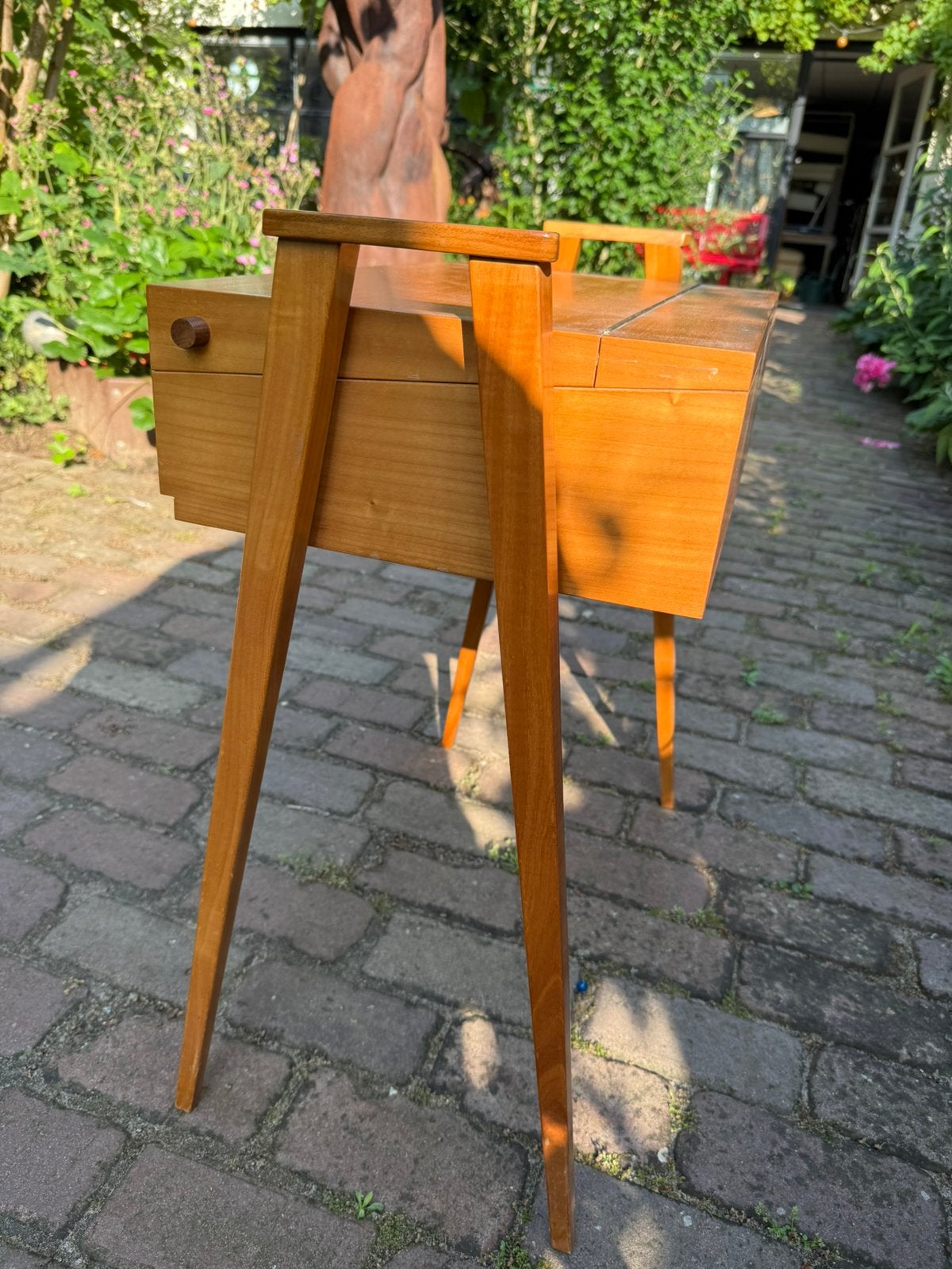 Vintage naaikistje op ranke poten jaren 60, Ophalen, Zo goed als nieuw