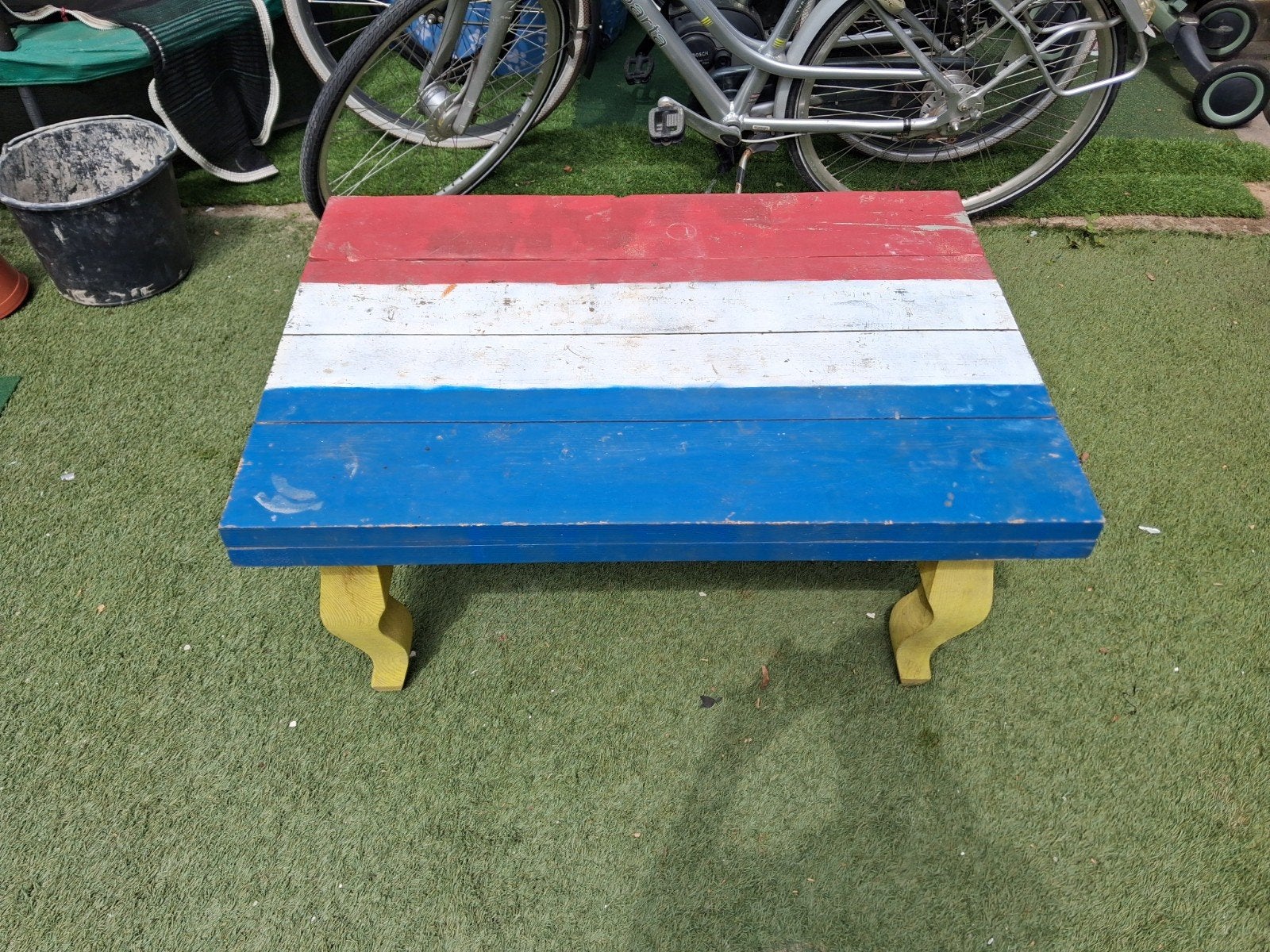 Unieke tafel in rood-wit-blauw (69x100x48cm), Gebruikt, 100 tot 150 cm, Overige houtsoorten, 50 tot 100 cm