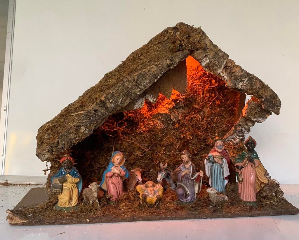 Vintage handgemaakte kerststal met figuren en verlichting, Diversen, Kerst, Ophalen of Verzenden, Zo goed als nieuw