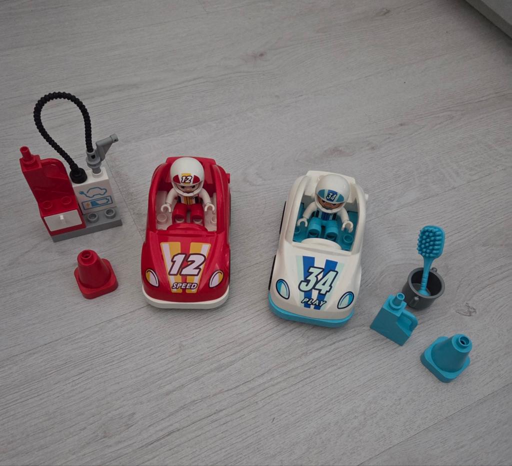 LEGO Duplo Raceauto's met coureurs en accessoires, Ophalen of Verzenden, Zo goed als nieuw