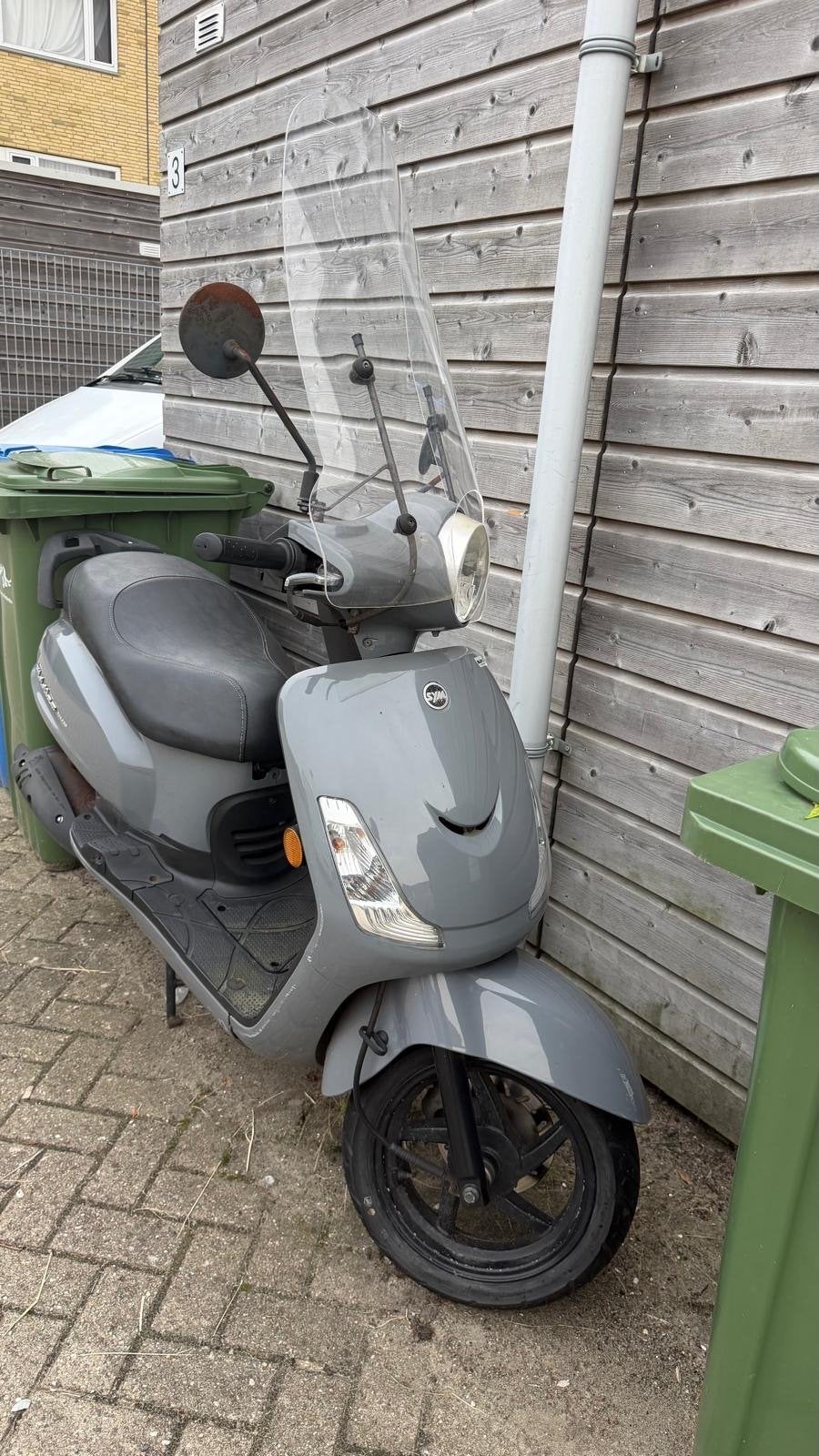 Grijze Sym Fiddle II scooter, 25 km/u, inclusief windscherm, Fietsen en Brommers, Ophalen, Gebruikt, Maximaal 25 km/u, Benzine