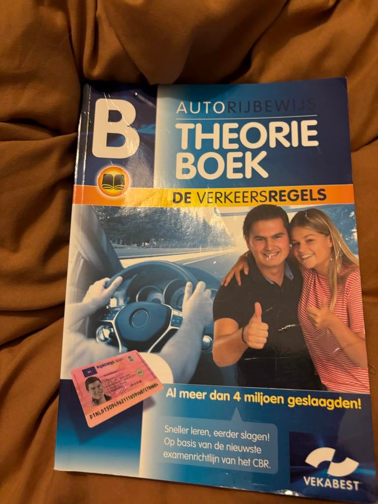 Autorijbewijs B Theorieboek VekaBest, Ophalen of Verzenden, Zo goed als nieuw, Overige niveaus