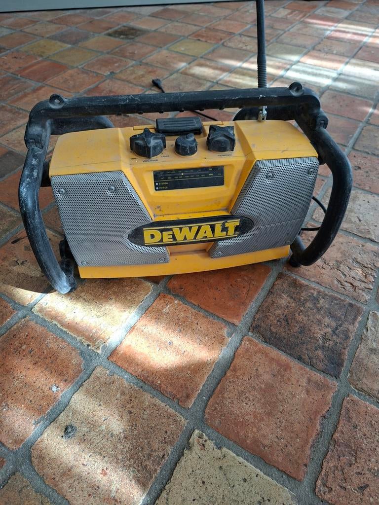 De walt bouwradio DC 010 , 220 volt met acculader , fm/am, Ophalen, Gebruikt, Bouwradio