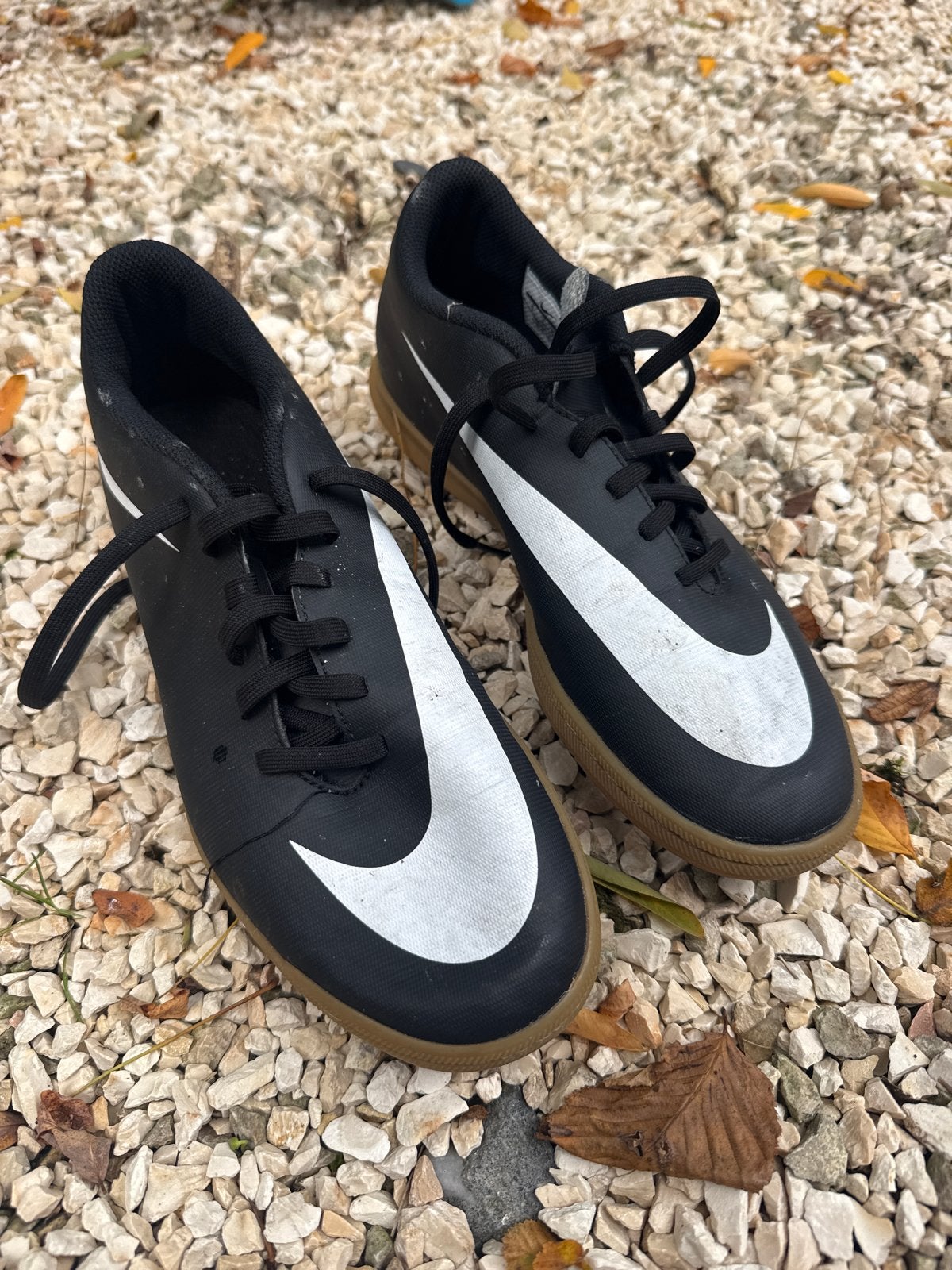 Nike zaalvoetbalschoenen - Maat 31 - Zwart/Wit, Ophalen, Gebruikt, Schoenen
