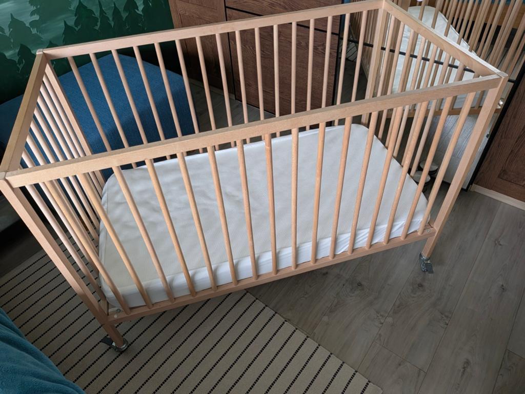 IKEA SNIGLAR baby cot with HIMLAVALV mattress and bed sheets, Ophalen, Modern, Scandinavisch, 190 cm of minder, Zo goed als nieuw
