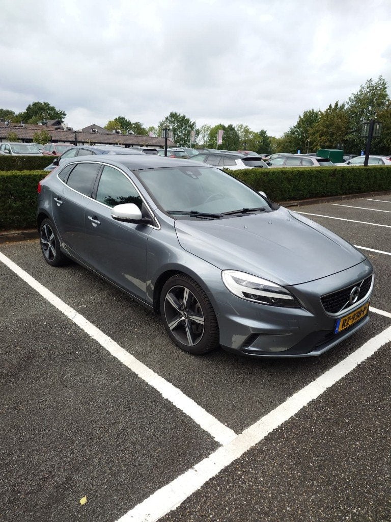 Volvo V40 2.0 T4 190PK AUTOMAAT Pano. R-Des, Apple Carplay, Dealer onderhouden, Zwart, Particulier, Parkeerassistent