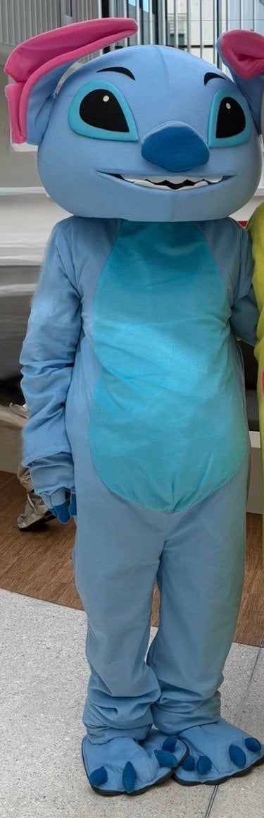 Stitch Mascotte Kostuum TE HUUR - Perfect voor Feestjes!, Ophalen, Zo goed als nieuw, Pak of Jurk