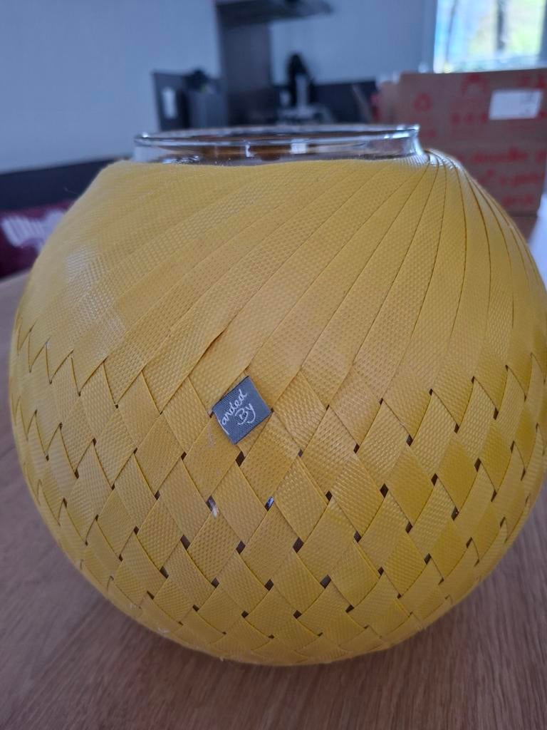 Gele gevlochten vaas van 'handed by' - 25cm, Ophalen