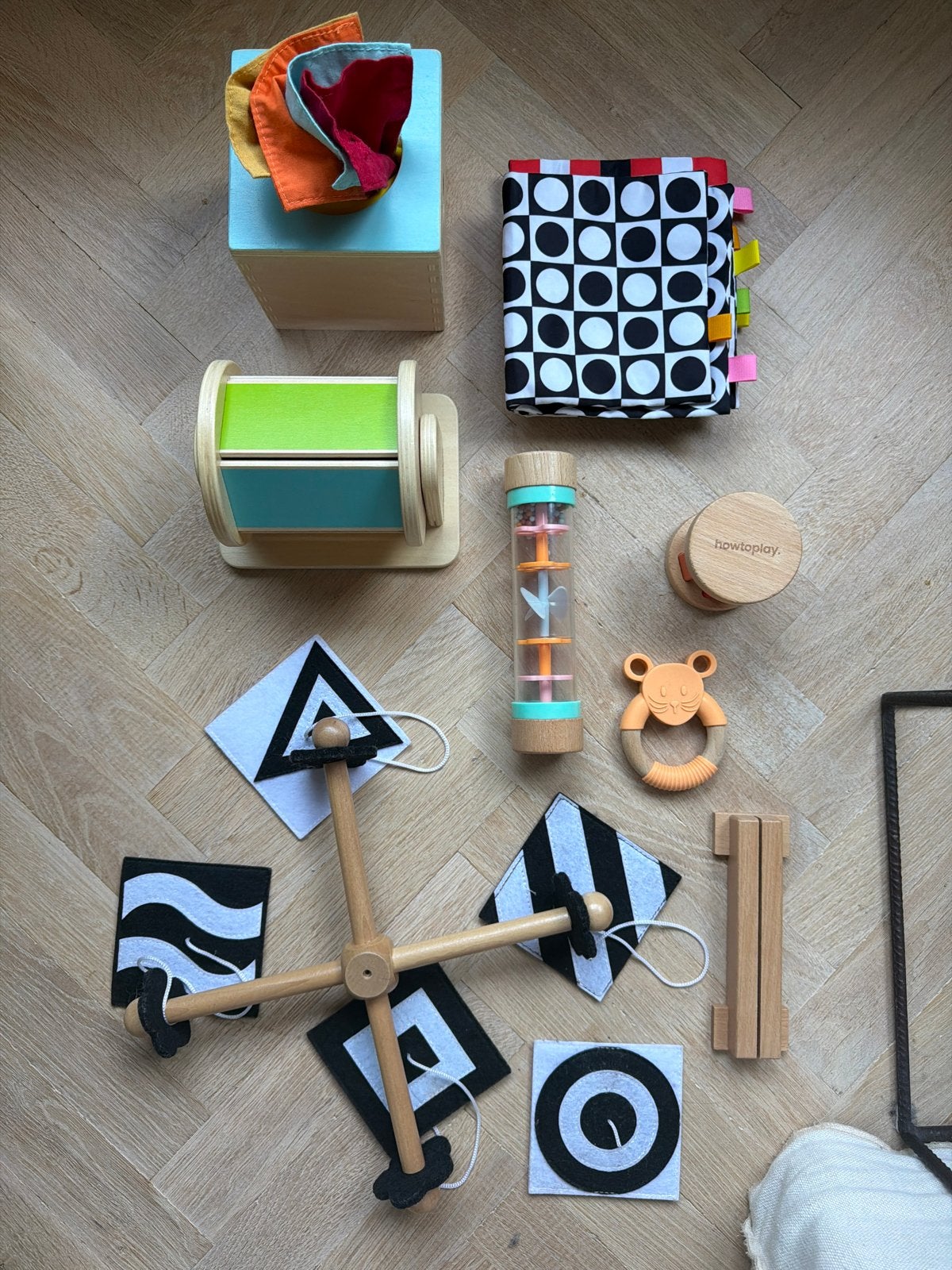 Speelgoed baby ontwikkeling, boxen How to Play, Ophalen of Verzenden, Zo goed als nieuw, Mobiel