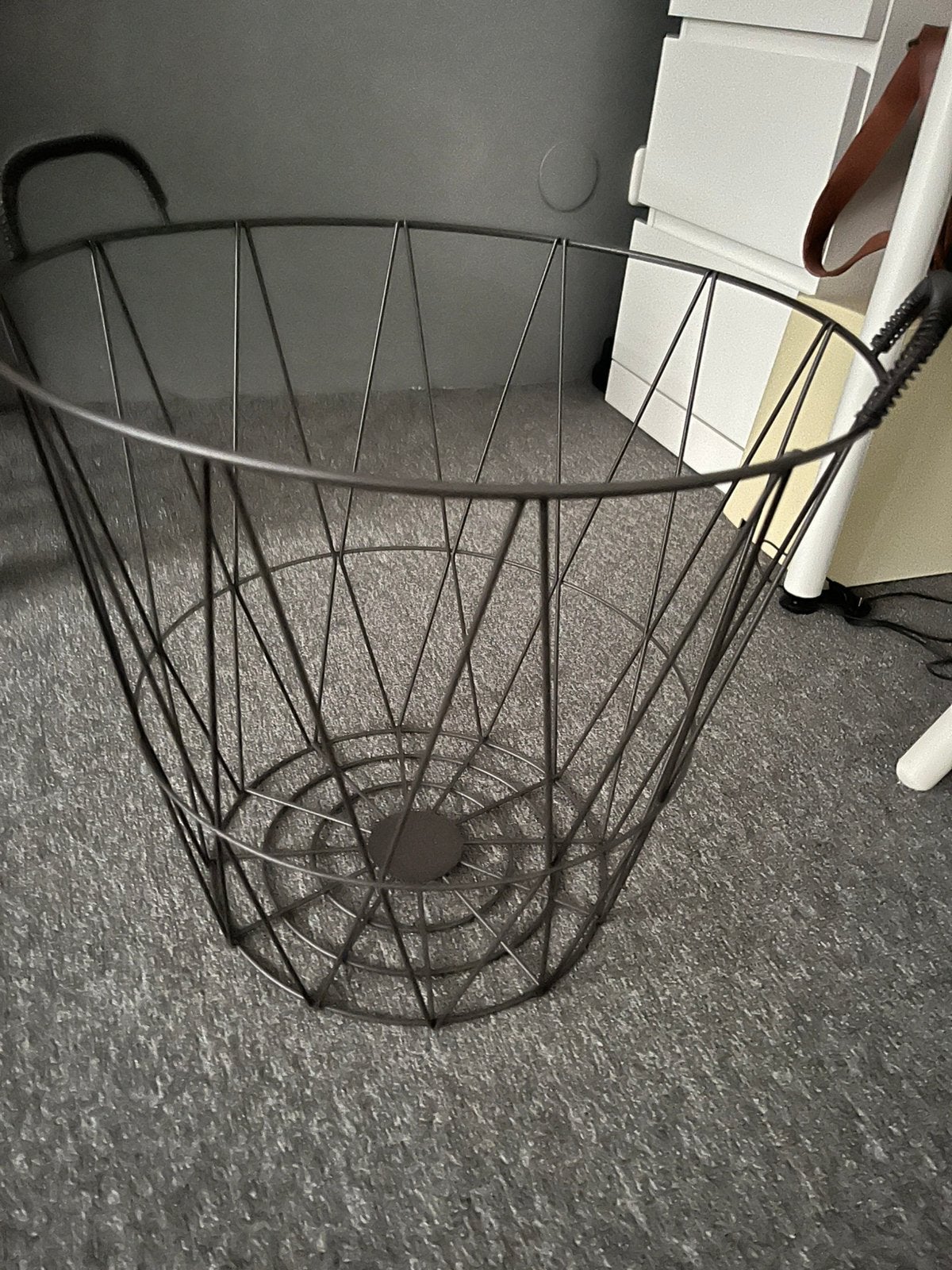 Grote zwarte metalen opbergmand, Huis en Inrichting, Woonaccessoires | Schalen en Manden, Ophalen, Zo goed als nieuw, Rond, Overige materialen