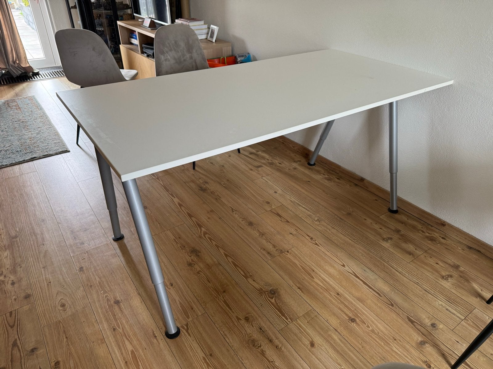 IKEA Thyge bureau - Wit blad met verstelbare poten, Huis en Inrichting, Bureaus, Ophalen, Gebruikt, Spaanplaat of MDF, In hoogte verstelbaar