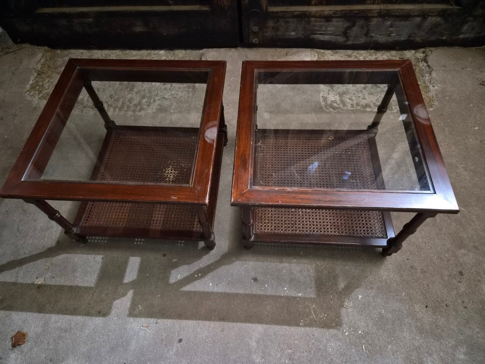 Set van 2 Bijzettafels met Glas en Rotan, Huis en Inrichting, Ophalen, Minder dan 45 cm, Gebruikt, Vierkant
