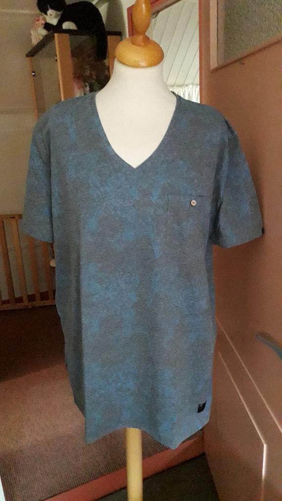 T-shirt Cult Edition maat XL Blauw gevlekt V hals 5,00, Kleding | Heren, T-shirts, Cult Edition, Blauw, Maat 56/58 (XL), Ophalen of Verzenden