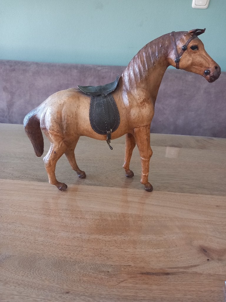 Vintage lederen paard sculptuur met zadel, Antiek en Kunst, Ophalen of Verzenden, 20 - 50 cm, Beeld, Bruin