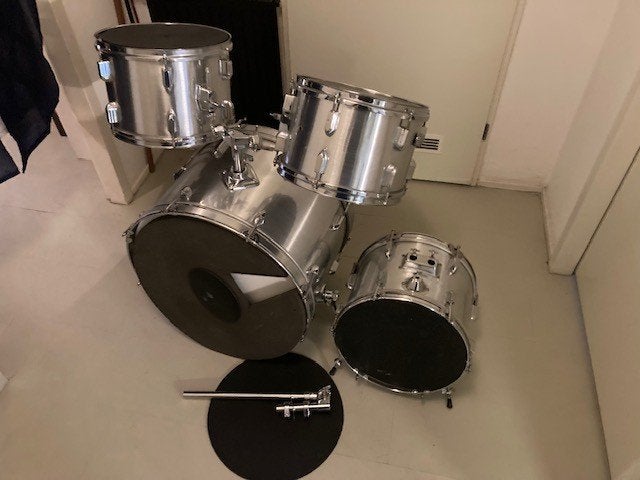 Drumkit, zilver, 2 x base, 2 x toms + oefenpads.125 €, Ophalen, Gebruikt, Overige merken