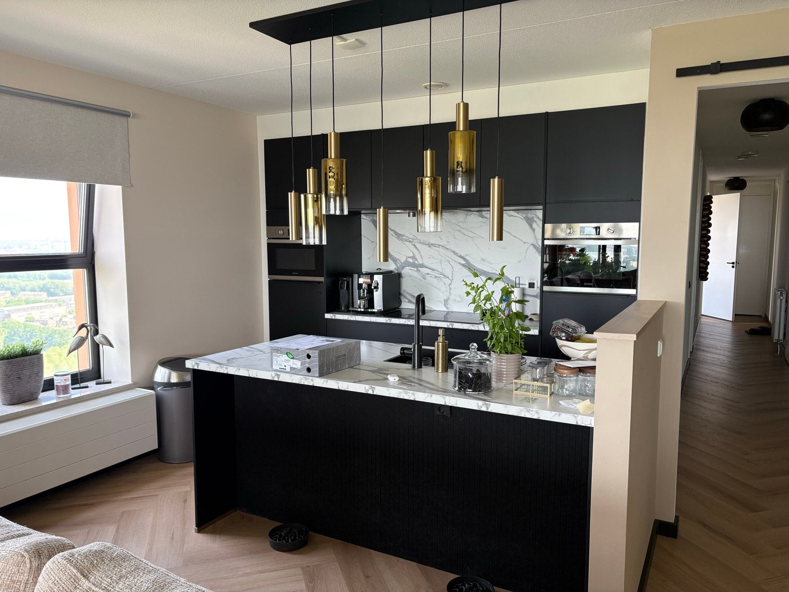 Moderne Zwarte Keuken met Kookeiland en Inbouwapparatuur, Ophalen, Zwart, Overige typen, Zo goed als nieuw