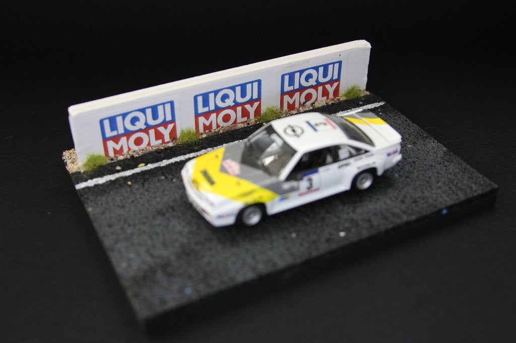 Diorama circuit met muur 1:43 Liqui Moly, Hobby en Vrije tijd, Modelbouw | Figuren en Diorama's, Info@bennie-gs.nl, Bennie G's