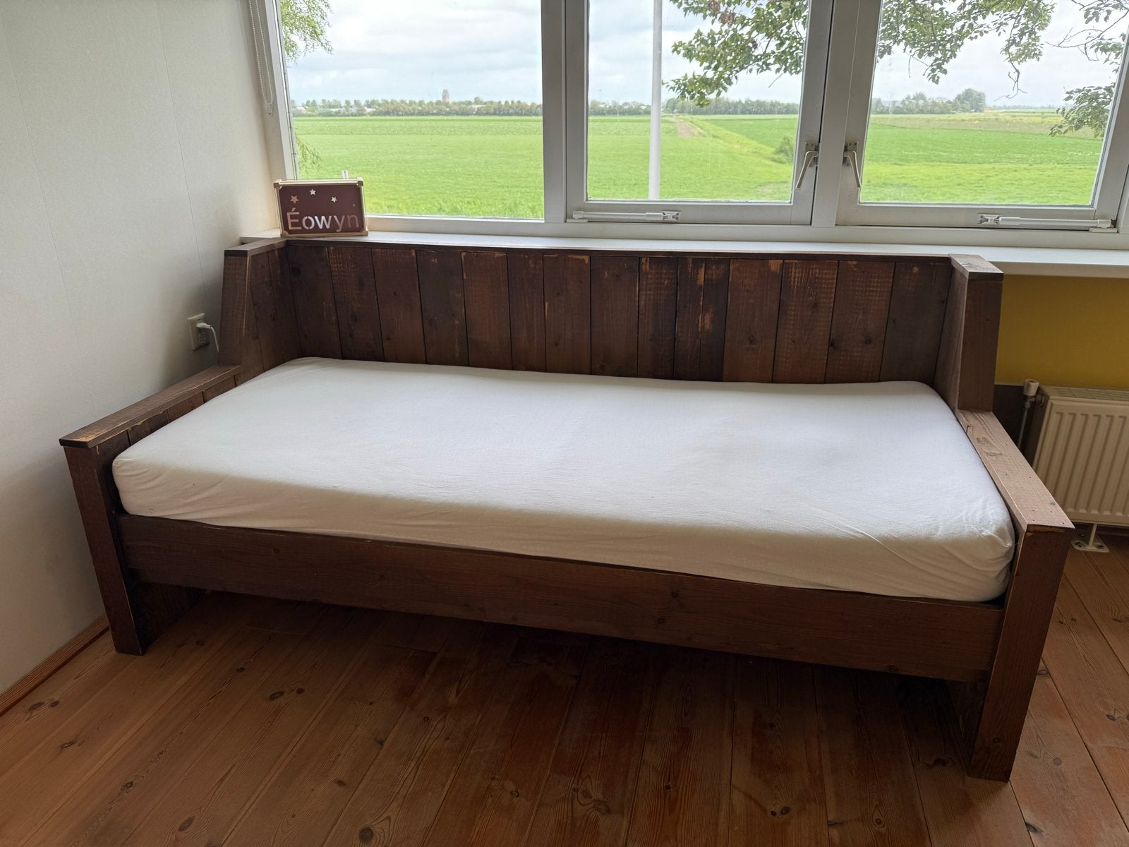 Stevige houten bedbank met matras, Huis en Inrichting, Slaapkamer | Bedden, Ophalen, Gebruikt, 90 cm, Eenpersoons