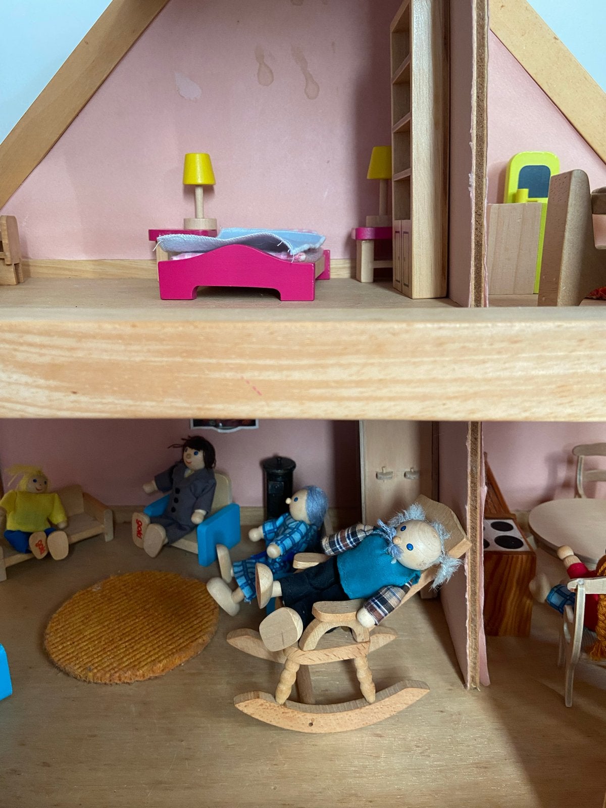 Foto 3 van Houten poppenhuis met meubels en poppen