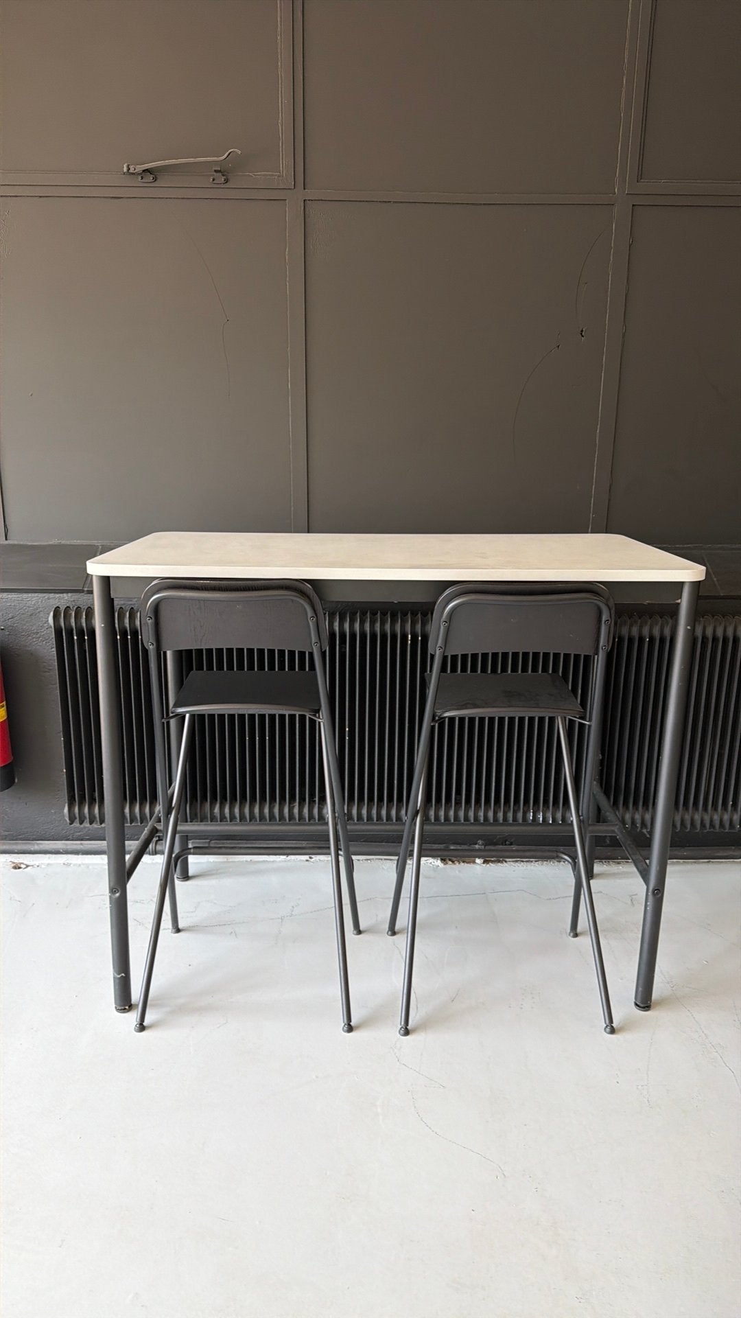 Bartafel met 2 krukken, Ophalen, Zo goed als nieuw