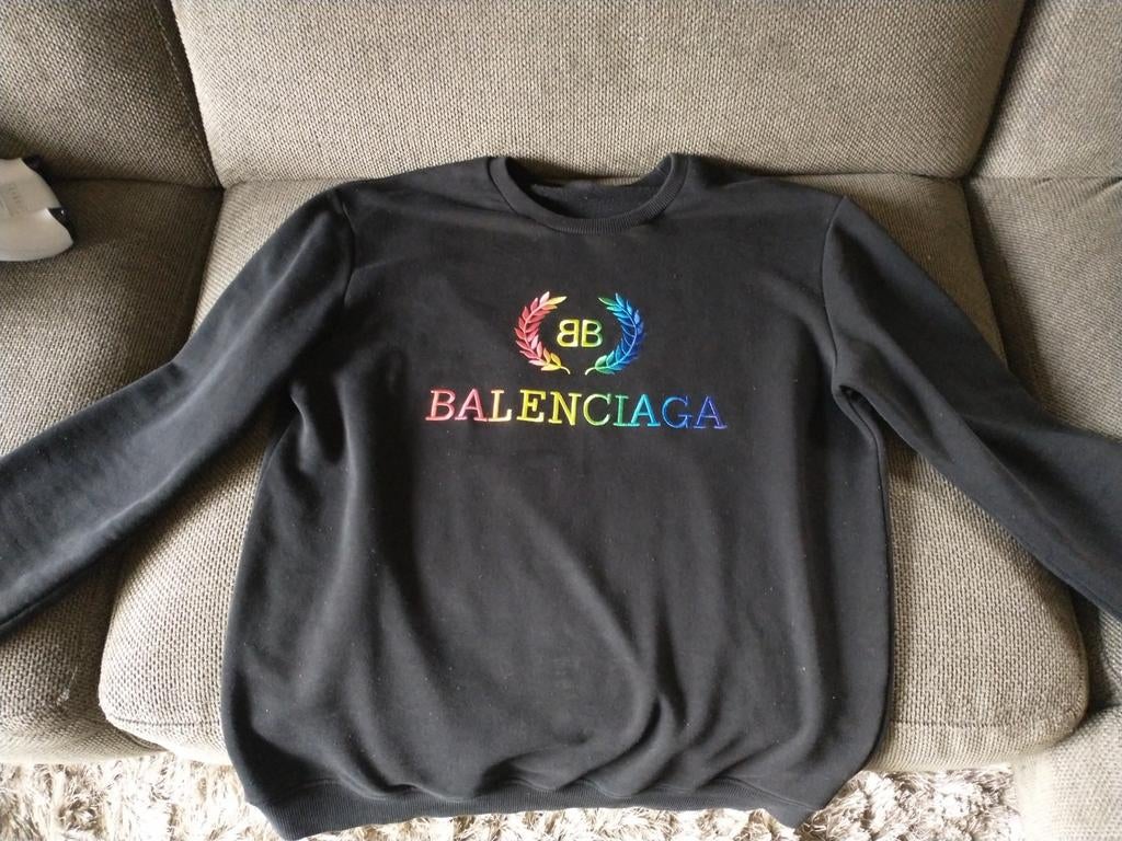 Balenciaga trui zwart met regenboog gekleurde letters maat M, Maat 48/50 (M), Zwart, Ophalen of Verzenden, Gedragen