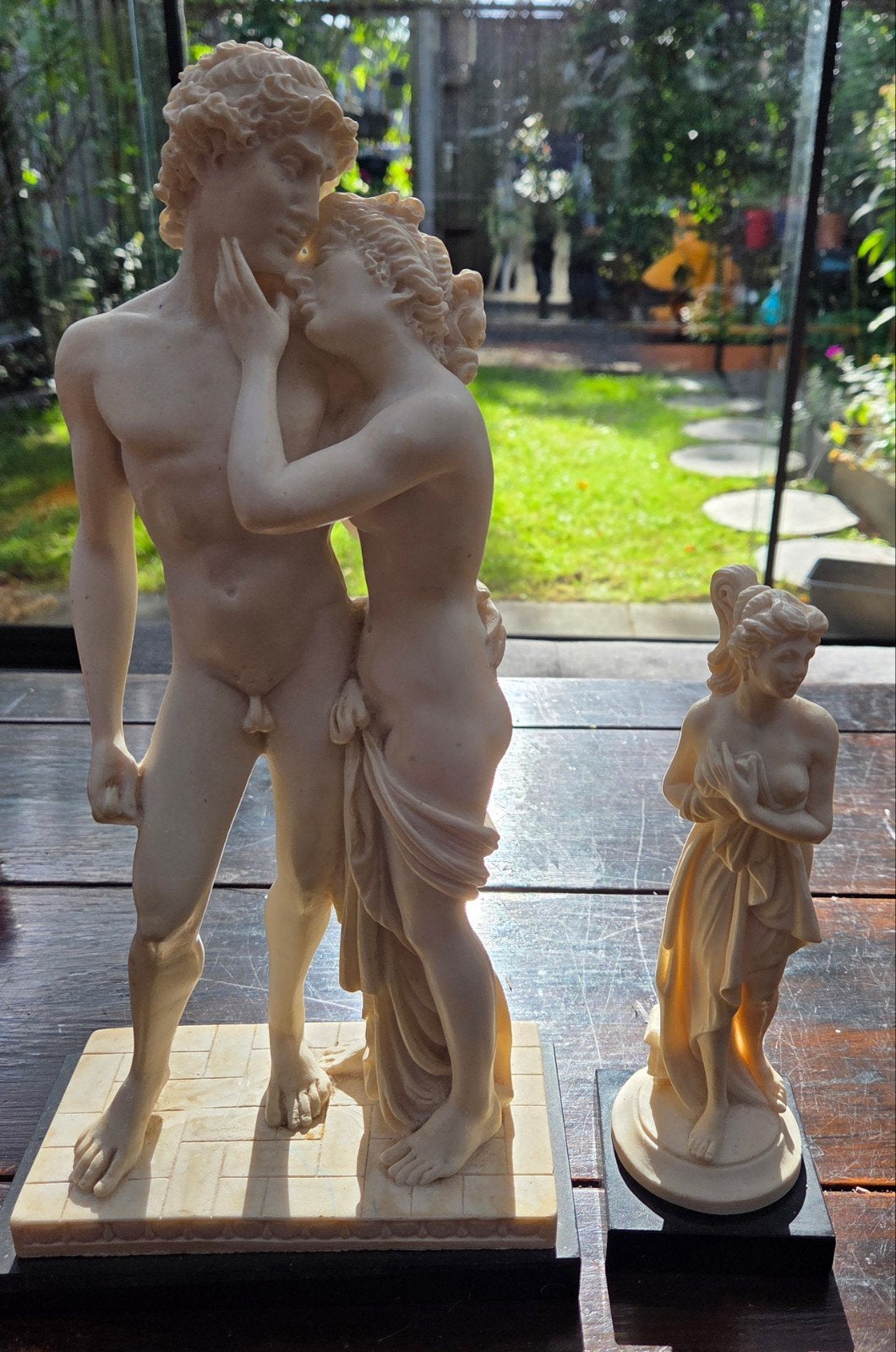 Twee klassieke beelden van een koppel en een vrouw, Groep mensen, Gips, Ophalen of Verzenden, 20 - 50 cm