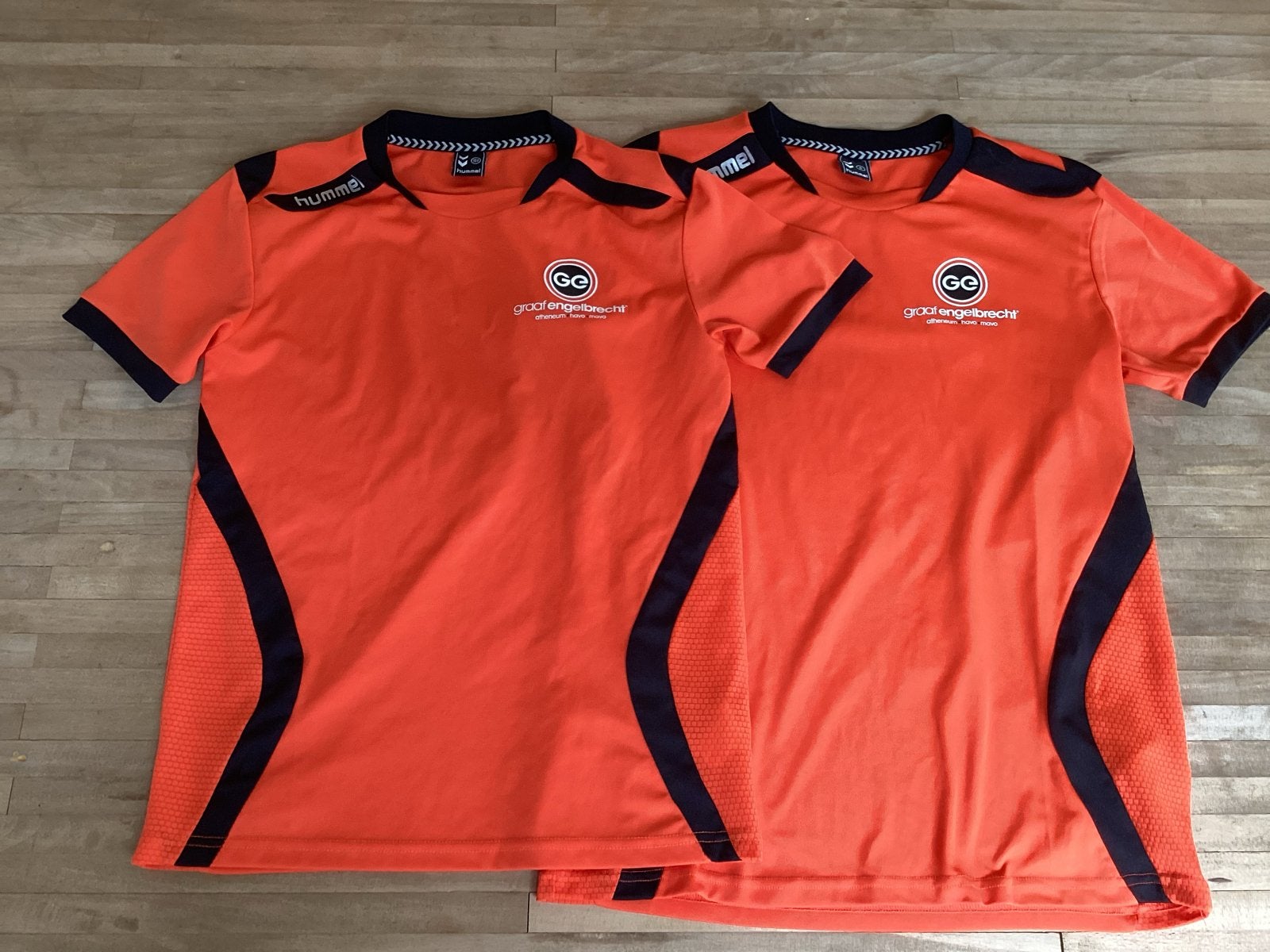 2 Hummel sportshirts Graaf Engelbrecht Breda (S en 164), Ophalen of Verzenden, Gedragen, Overige maten, Oranje