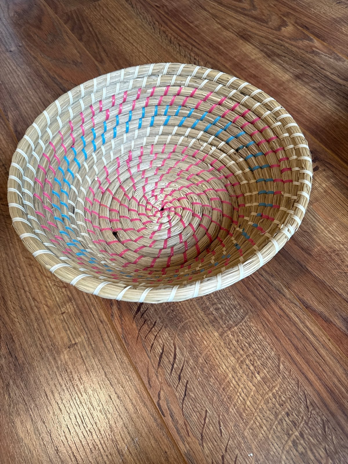 Decoratieve rieten schaal met kleurrijke accenten, Ophalen, Gebruikt, Gevlochten, Schaal