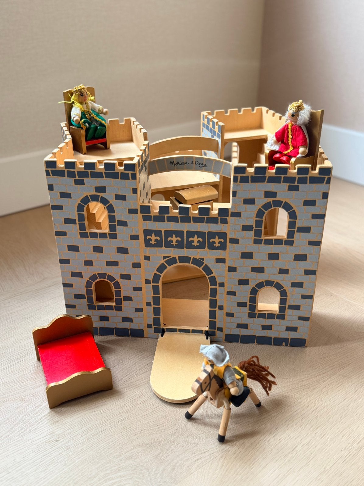 Melissa & Doug meeneemkasteel, hout + poppetjes en meubels, Ophalen, Zo goed als nieuw, Poppenhuis