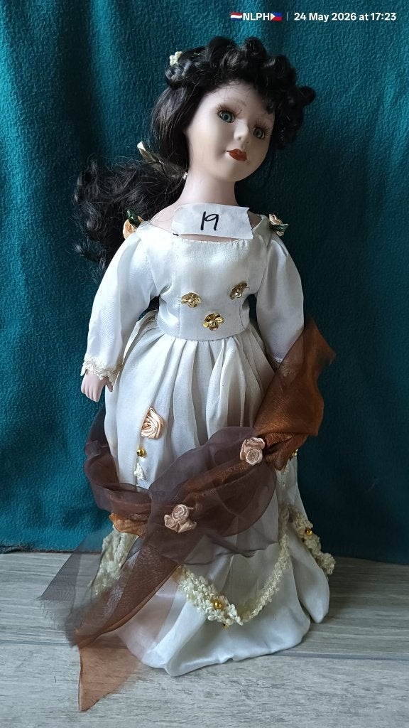 Vintage Porseleinen Pop Witte Jurk – 42cm (Jaren 80/90), Verzamelen, Poppen, Ophalen, Zo goed als nieuw, Pop