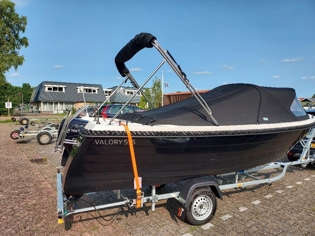 Koop: Luxe Valory 555 sloep, incl. trailer en 20PK motor, Zo goed als nieuw, Rondzit, 20 pk, Ophalen