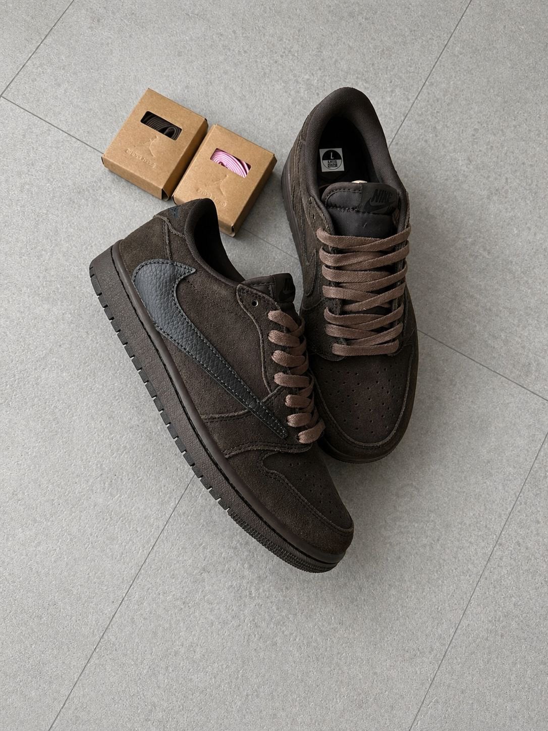 Nike Air Jordan 1 Retro Low OG SP Travis Scott Velvet Brown, Kleding | Heren, Ophalen of Verzenden, Nieuw, Bruin, Sneakers of Gympen