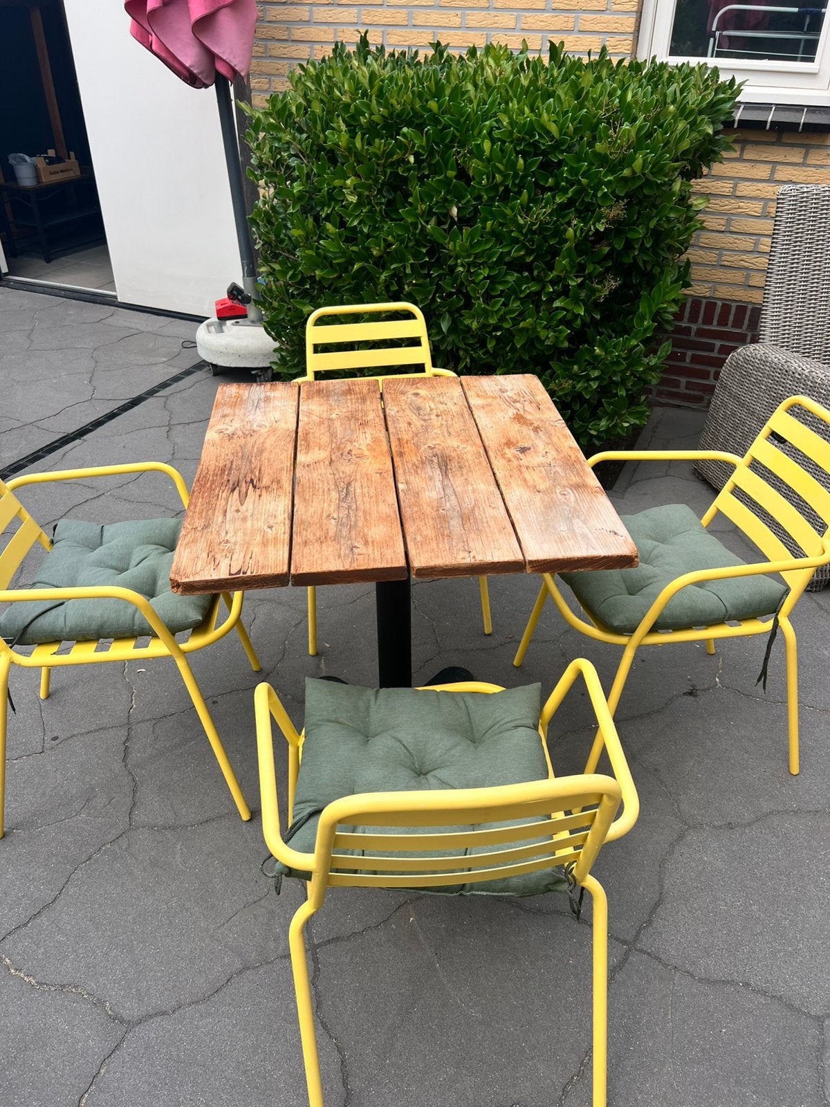 4 gele stoelen met horecatafel, Tuin en Terras, Ophalen, Gebruikt, 4 zitplaatsen