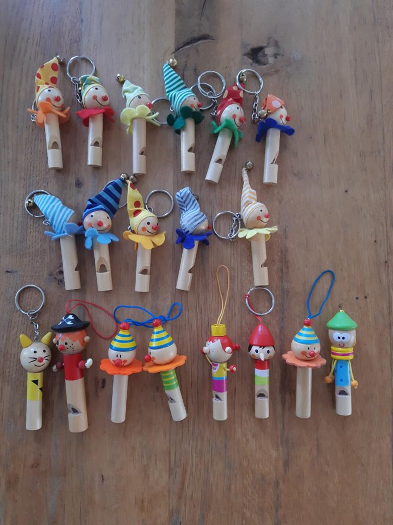 19 houten sleutelhangers fluitjes.  Traktatie., Ophalen of Verzenden
