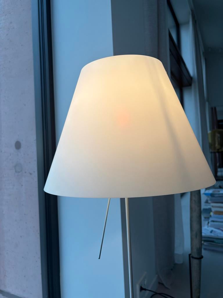 Moderne vloerlamp met witte kap - Luceplan  Constanza, Ophalen, Zo goed als nieuw, Metaal, 150 tot 200 cm