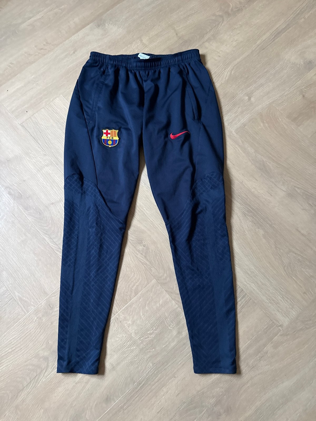 Nike FC Barcelona Trainingsbroek - Slim Fit - maat S, Sport en Fitness, Voetbal, Maat S, Ophalen of Verzenden, Gebruikt, Broek