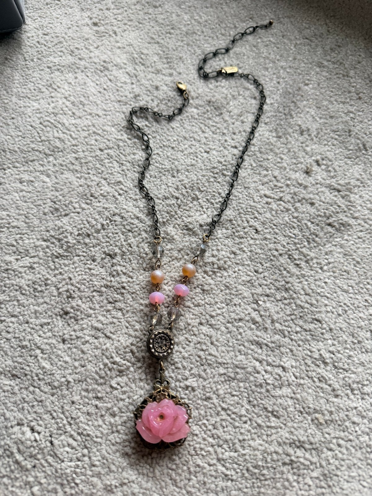 Grandmother's Buttons ketting met roze roos hanger, Gebruikt, Ophalen of Verzenden, Roze, Overige materialen
