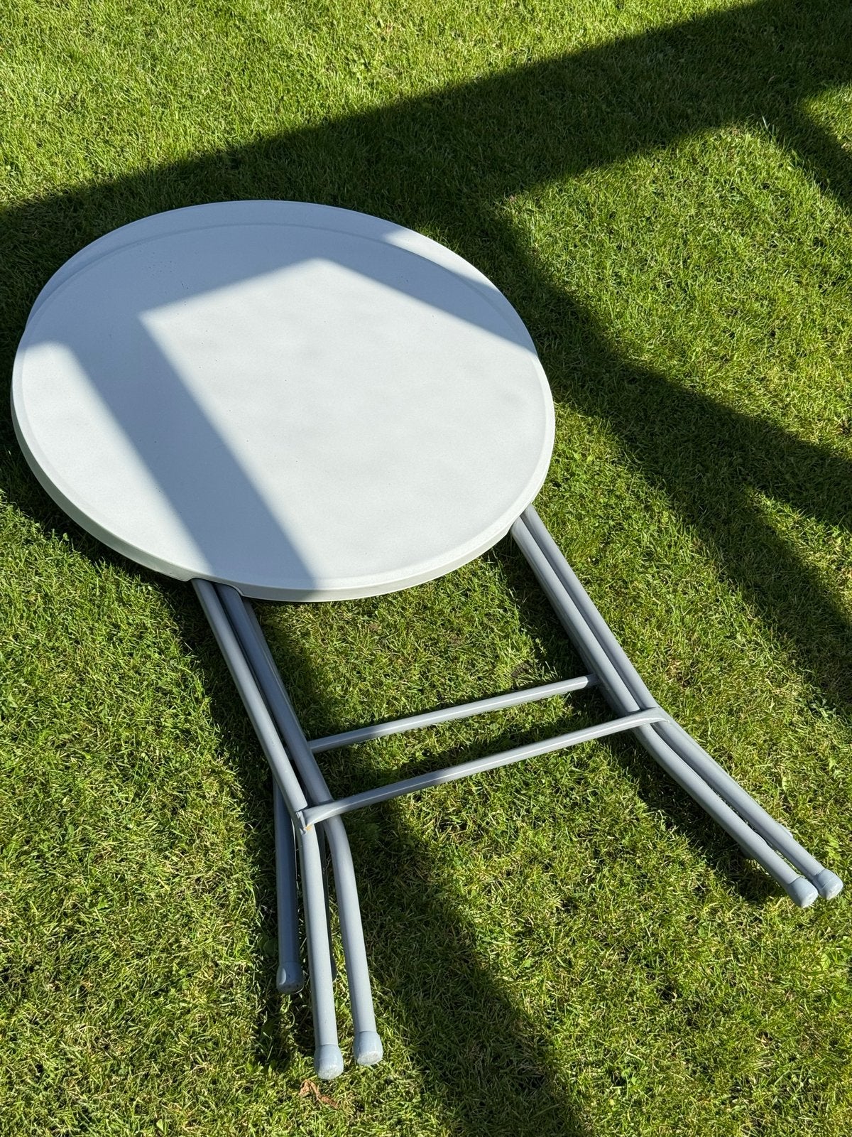 2x Witte ronde klaptafels - ideaal voor feestjes!, Ophalen, Gebruikt, Rond, Kunststof