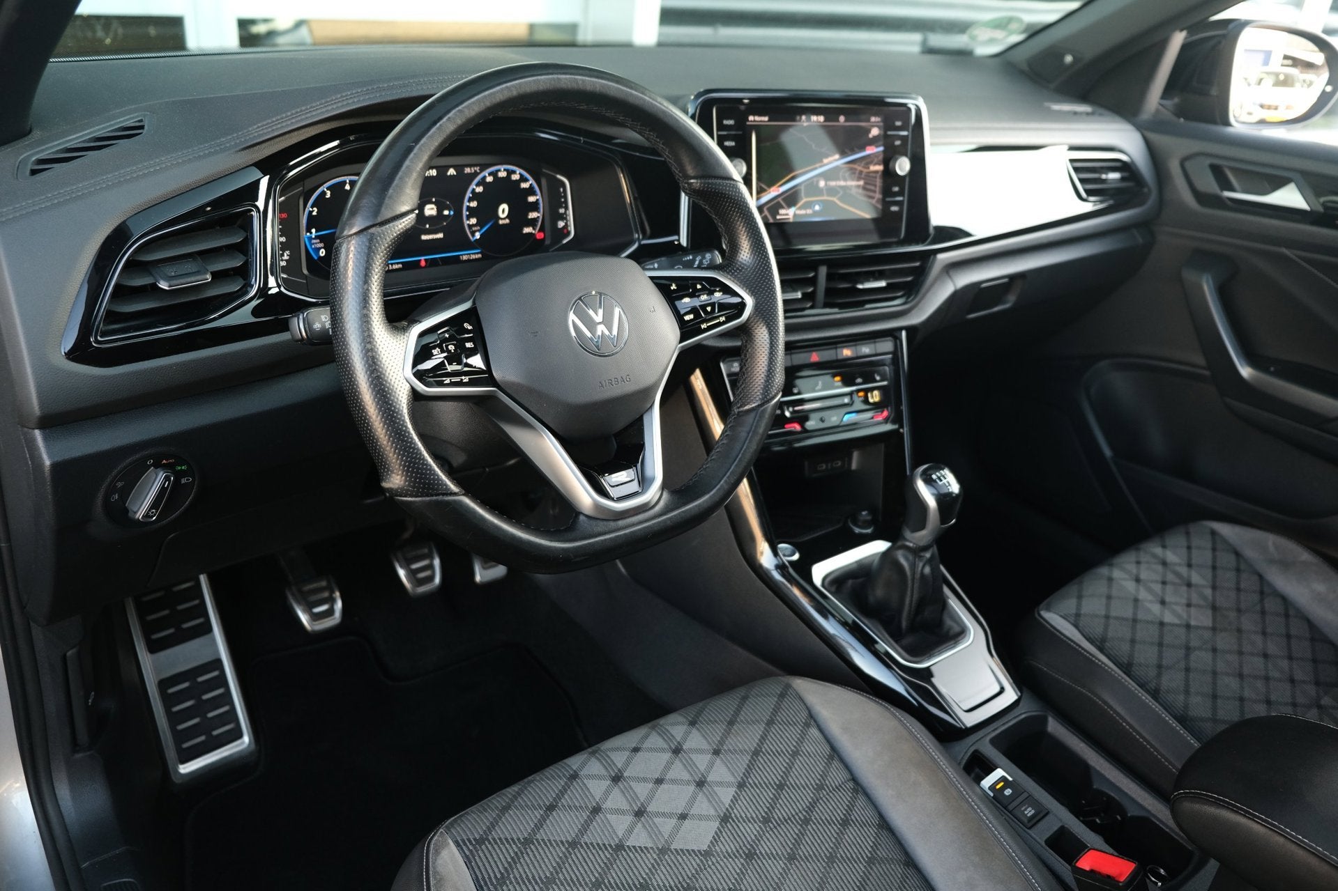 Volkswagen T-Roc 1.5 TSI R-Line Black Pack Pano Navi Acc Led, Auto's, Volkswagen, Voorwielaandrijving, Parkeerassistent, 4 cilinders