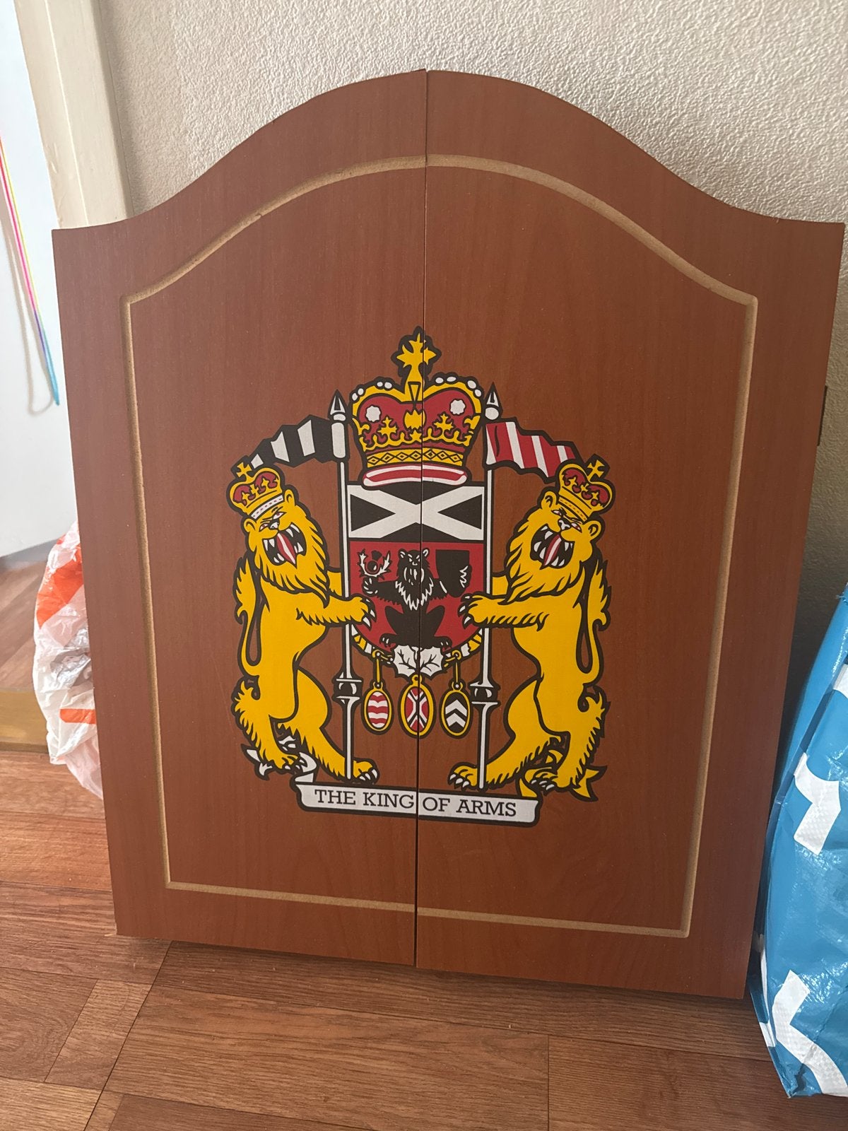 Vintage Darts Kabinet met 'The King of Arms' Embleem, Ophalen, Gebruikt