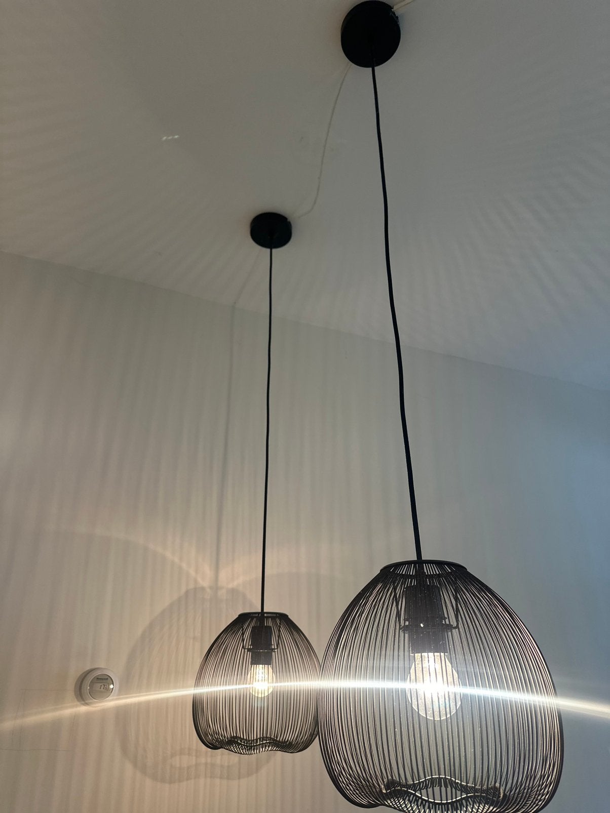Foto 4 van Twee zwarte draad hanglampen / Two black wire hanging lamps