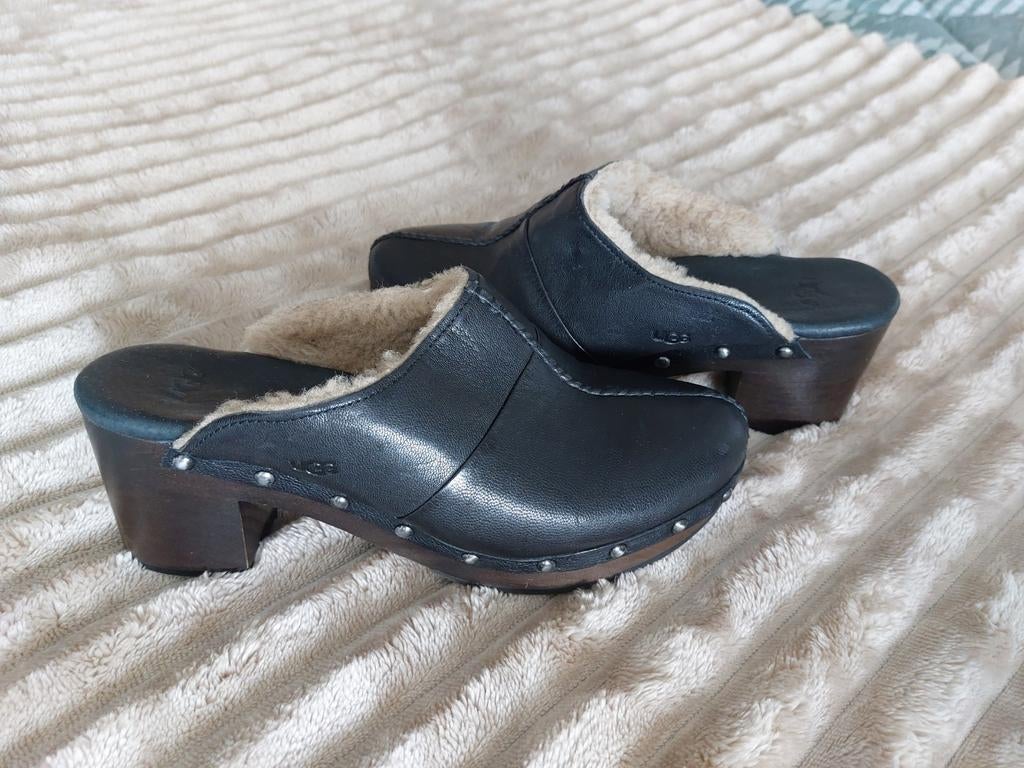 UGG! ZÉÉR GAVE  KLOMP  MET HAK VOOR DE MODIEUZE VROUW!, Kleding | Dames, Schoenen, Ophalen of Verzenden, Zo goed als nieuw, Zwart