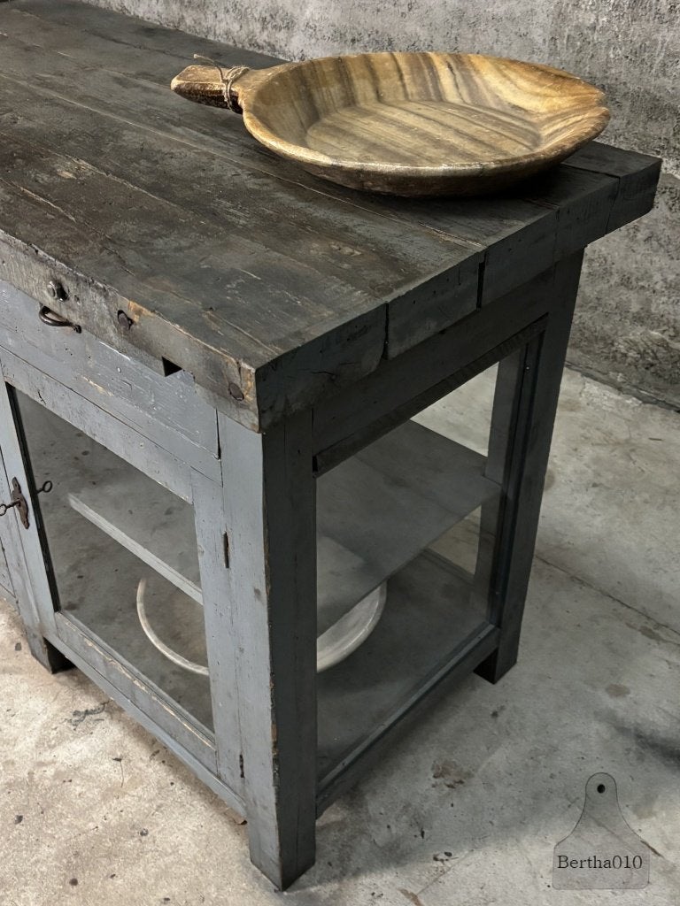 Oude werkbank uit naaiatelier glazen vitrine keukeneiland, Ophalen of Verzenden, Zo goed als nieuw, 120 tot 170 cm