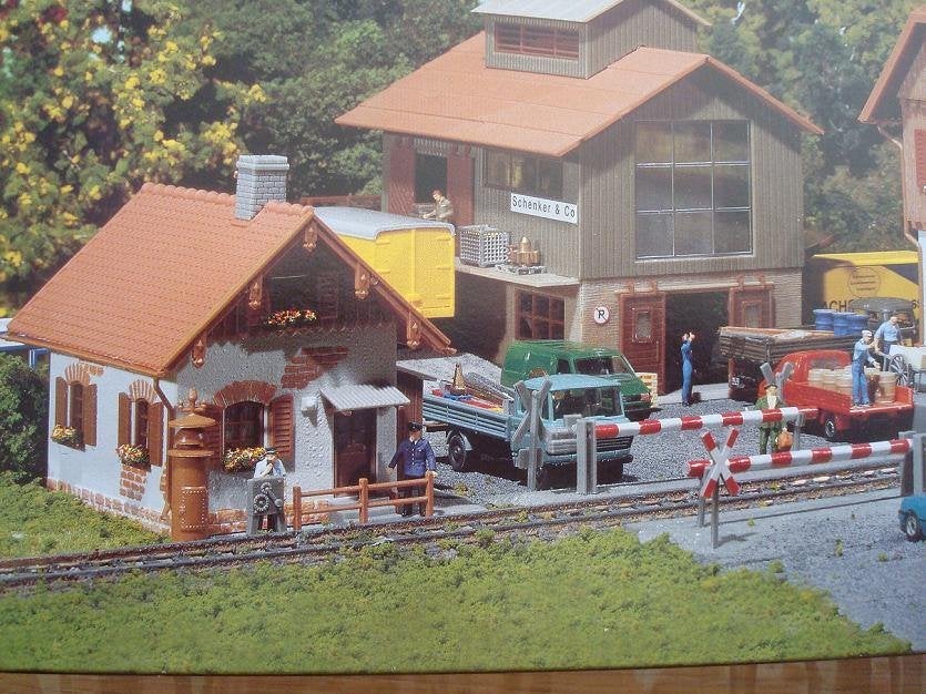 Faller: Seinhuisje met spoorwegovergang NIEUW, Overige merken, Gelijkstroom of Wisselstroom, Brug, Tunnel of Gebouw, Nieuw